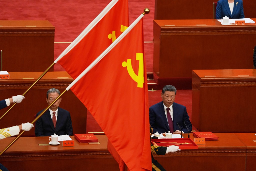 Kinas president Xi Jinping med Kinas flagga i förgrunden.
