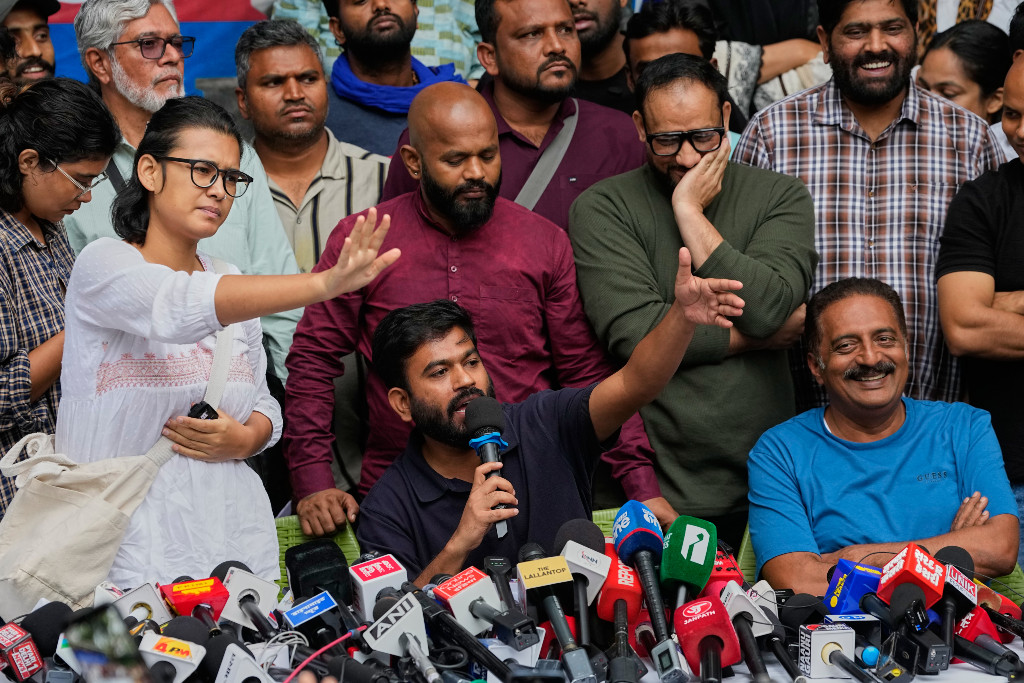 Abhijeet Dipke, grundare av Kackerlacks-Jantapartiet (i mitten) Neha Bra, ordförande för All India Students’ Association (tv) och den indiske skådespelaren Prakash Raj (th) under en presskonferens.